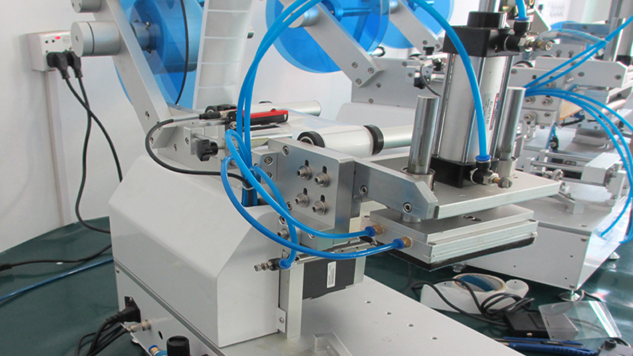 સપાટ સપાટી માટે સ્પાઉટ બેગ્સ પ્લાસ્ટિક બેગ લેબલીંગ મશીન સેમી ઓટોમેટિક