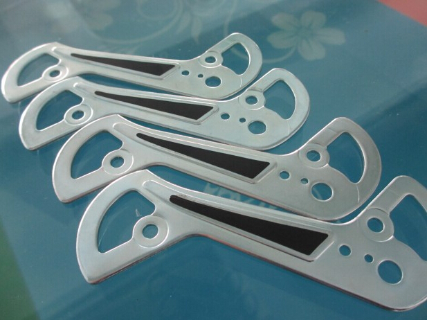 સપાટ સપાટી માટે સ્પાઉટ બેગ્સ પ્લાસ્ટિક બેગ લેબલીંગ મશીન સેમી ઓટોમેટિક