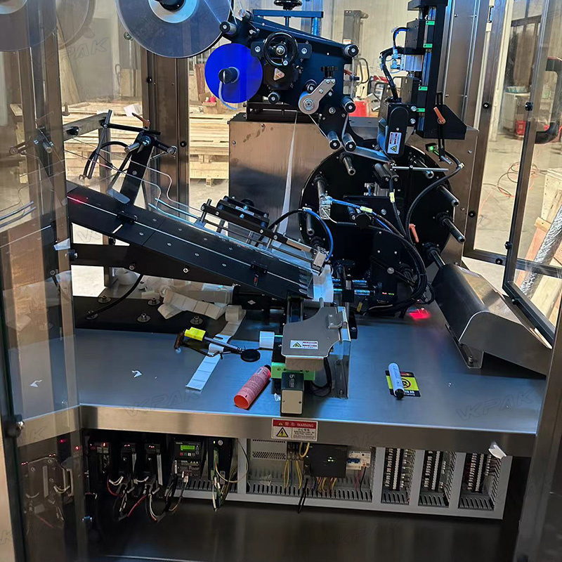 ટ્યુબ ફીડિંગ સિસ્ટમ સાથે ઓટોમેટિક પ્લાસ્ટિક સોફ્ટ ટ્યુબ્સ લેબલિંગ મશીન