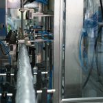 ઓટોમેટિક બોટલ ફિલિંગ કેપિંગ લેબલિંગ કાર્ટોનિંગ ઓવરરેપિંગ મશીન