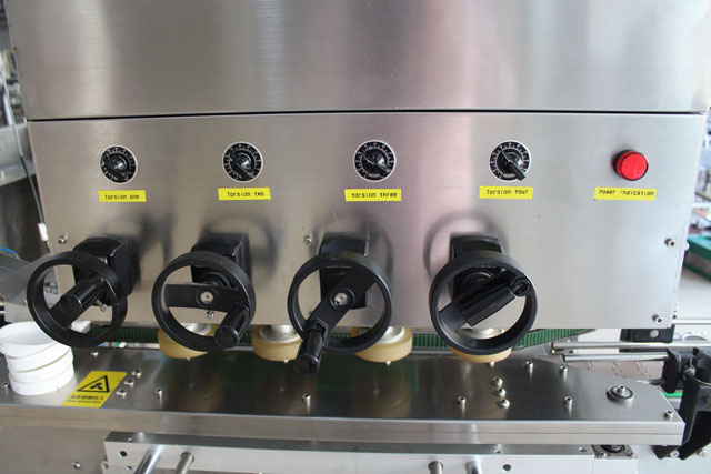 લિફ્ટિંગ સાથે કેપિંગ મશીન (2).JPG