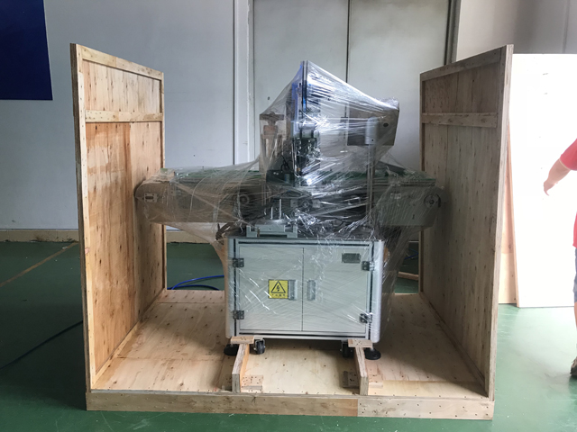 લિપસ્ટિક લેબલીંગ મશીન.jpg