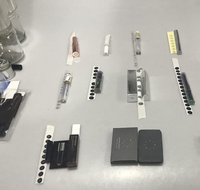 લેબલ્સ અને લિપસ્ટિક કોસ્મેટિક ઉત્પાદનો.jpg