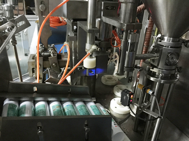 tubes holding feeding system sealing.jpg ભરવા માટે સ્વચાલિત ટ્યુબ ફીડિંગ સિસ્ટમ