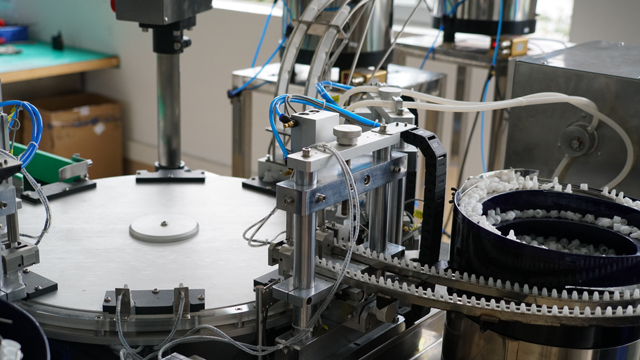 પ્લાસ્ટિક બોટલમાં રોટરી ભરવા અને પ્રવાહી.jpg