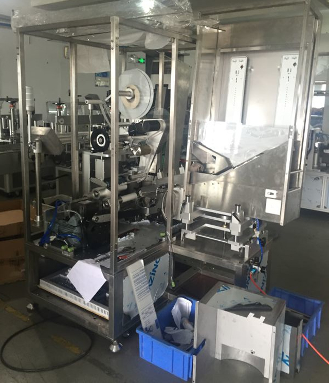 ફેક્ટરી ટ્યુબમાં મશીનરી labelling.jpg