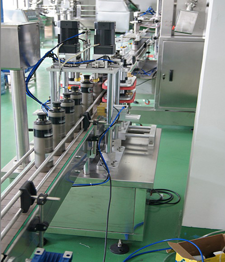 automatic capping machine with manual caps feeder system મેન્યુઅલ કેપ્સ feeding.jpg સાથે સ્વચાલિત કેપર