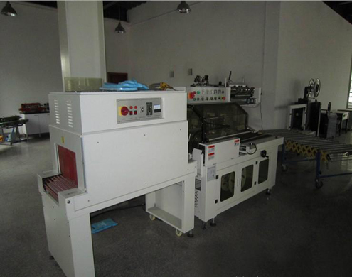 L type sealing shrinkage packing machine એલ સીલિંગ સંકોચન રેપિંગ મશીન.jpg