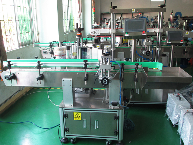 labeling machine with positioning system લેબલિંગ ઇક્વિપમેન્ટ બોટલ્સ PLC.jpg