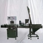 ફૂડ ઇન્ડસ્ટ્રીમાં ગ્લાસ જાર માટે ઓટોમેટિક લીનિયર વેક્યુમ કેપિંગ મશીન