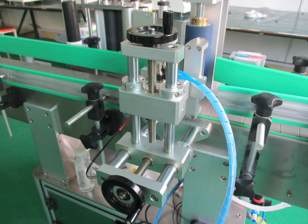 round bottles labeling machinery automatic રાઉન્ડ બોટલ એટીકેટર લેબલીંગ મશીન (10).JPG