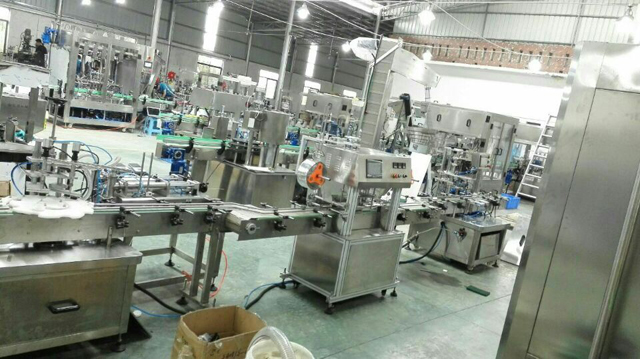 factory.jpg માં જાર ભરવાની લાઇન