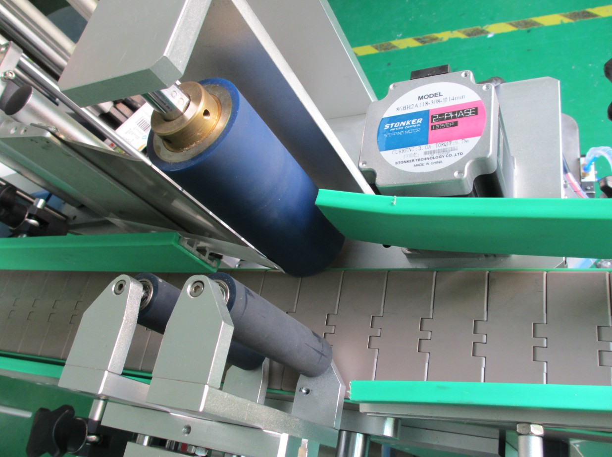 PLC controlling system bottle labeling machine લેબલિંગ ઇક્વિપમેન્ટ બોટલ્સ PLC2.jpg