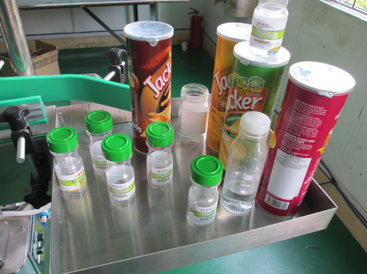 automatic vertical round bottle labeling equipment રાઉન્ડ કેન્સ લેબલર ETIKETTIERMASCHINE.jpg