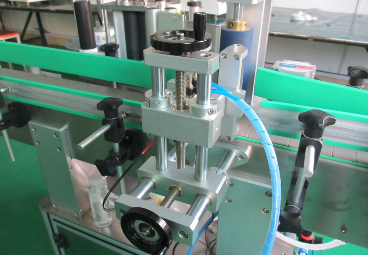 labeling machine with positioning system લેબલિંગ ઇક્વિપમેન્ટ બોટલ્સ PLC.jpg
