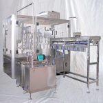 સ્વચાલિત સ્પાઉટ સ્ટેન્ડ અપ બેગ્સ સોયાબીન મિલ્ક જ્યુસ ફિલિંગ કેપીંગ મશીન