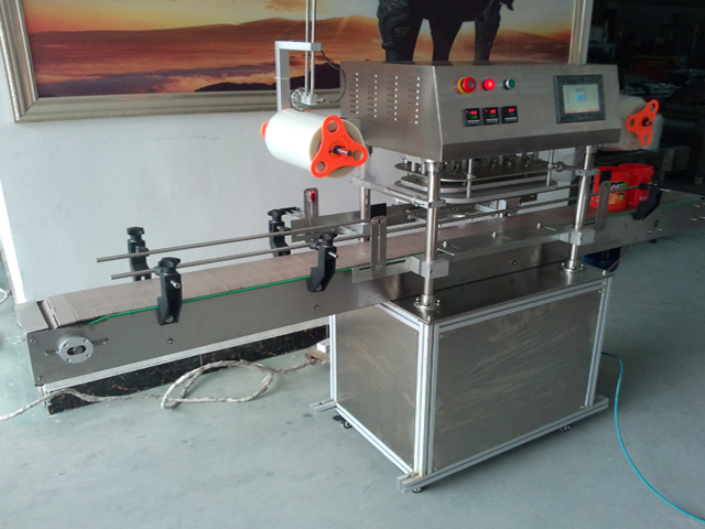 side pictures for automatic jars sealing machine ઓપરેશનમાં સીલિંગ મશીન.jpg