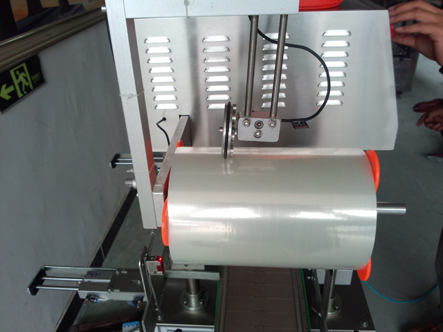 film ready on the roller for jars sealing sealing.jpg માટે ફિલ્મ