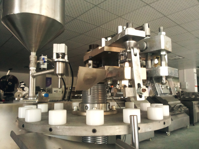 metal tubes filling folding machine સ્ટોક.જેપીજીમાં સીલિંગ મશીનો ભરવાની ટ્યુબ