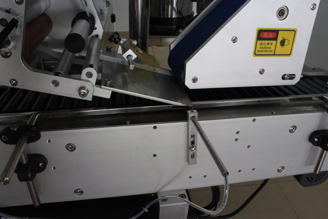 લેબલીંગ મશીન.JPG