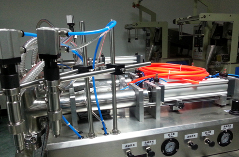 liquid filling machinery semi automatic આડું પ્રવાહી પૂરક સંપૂર્ણપણે pneumatic.jpg