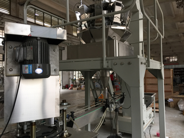 CANS ફિલિંગ સીલિંગ મશીન ક્લોઝ શોટ.jpg