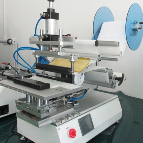 rolling labeling machine for plane surface objects સેમી ઓટોમેટિક રોલિંગ લેબલીંગ મશીનો.