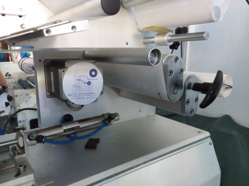 close shot for labeling machines સેમી ઓટોમેટિક રોલિંગ લેબલીંગ મશીનો.