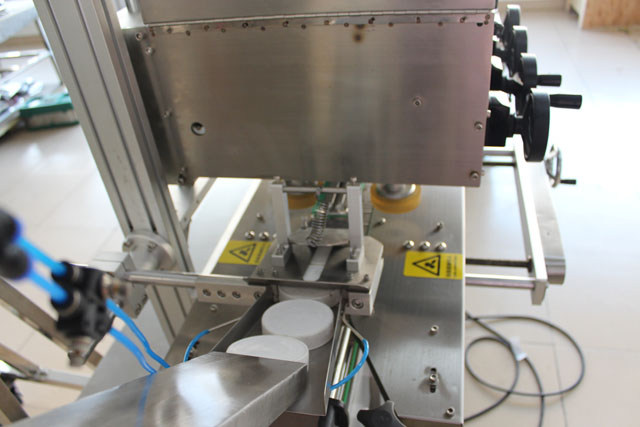 લિફ્ટિંગ સાથે કેપિંગ મશીન (1).JPG