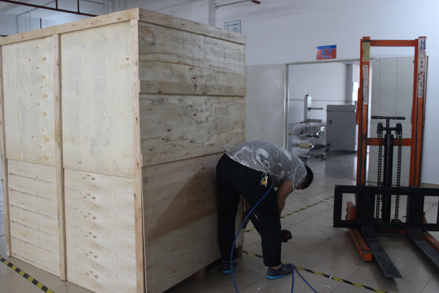 આડી લેબલીંગ માટે લાકડાના કેસ પેકિંગ (2).JPG