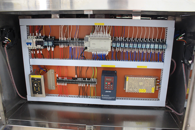 horizontal small bottles labeling machine picture હોરિઝોન્ટલ લેબલીંગ મશીન વાસ્તવિક picture.jpg