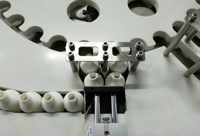 બોટલ ફીડર.jpg