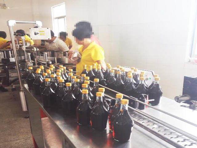 ફેક્ટરીમાં મશીનરી ચાલી રહી છે.jpg