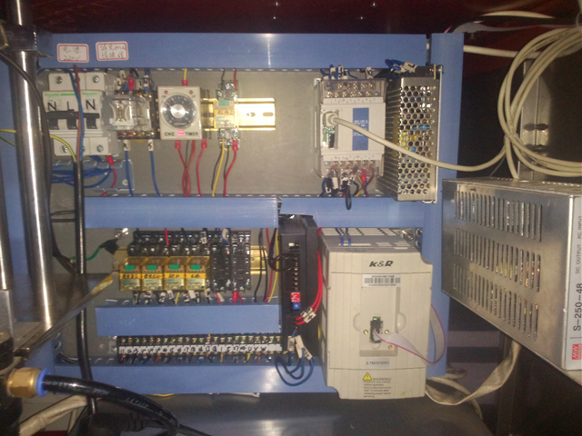 સીલિંગ મશીનરી ભરવા માટે ઇલેક્ટ્રિક બોક્સ.jpg