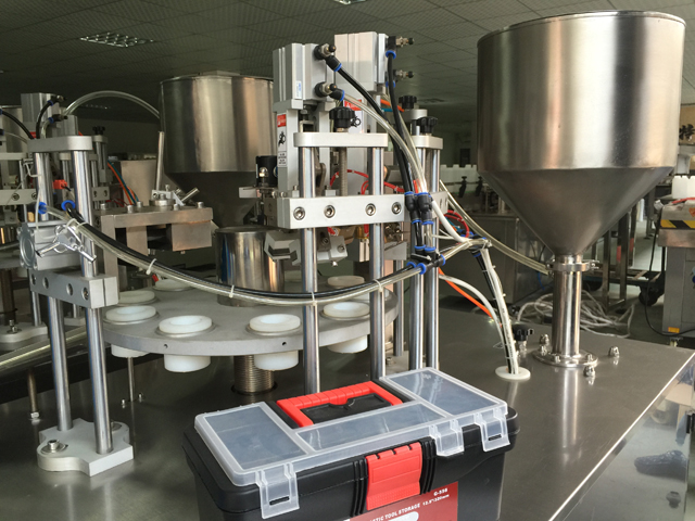 એક row.jpg માં ટ્યુબ ફિલર સીલર