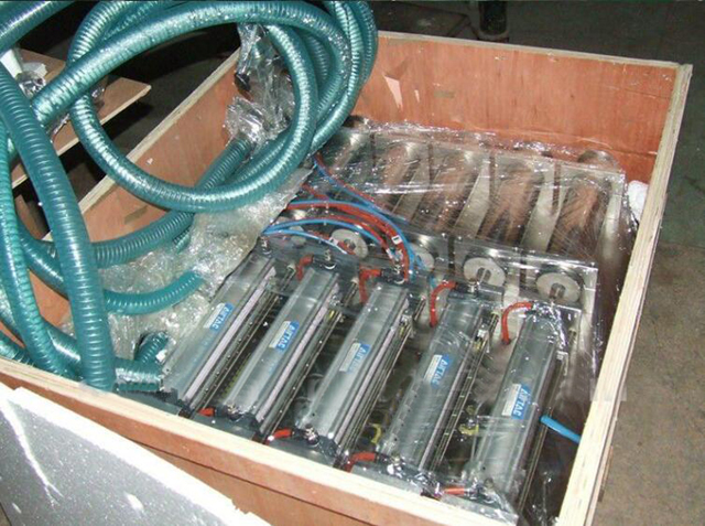 લાકડાના કેસમાં 4 હેડ ફિલિંગ મશીન.jpg