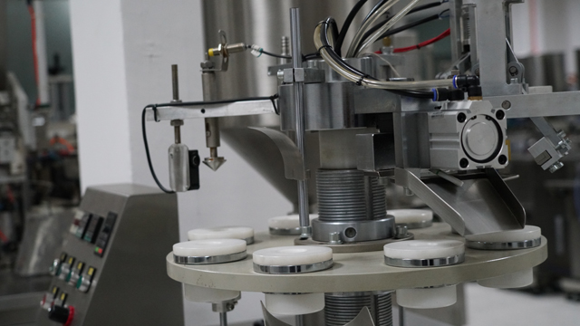 ટ્યુબ ફિલર સીલર પ્લાસ્ટિક.jpg