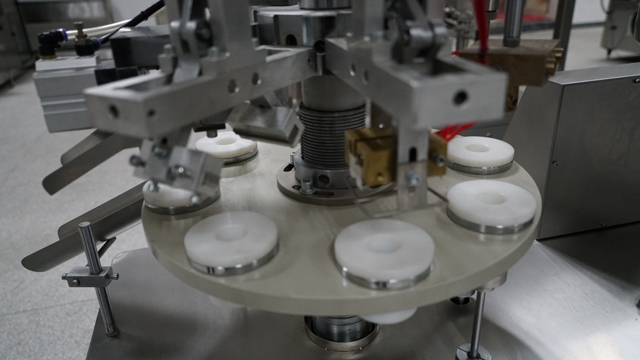 સેમી ઓટોમેટિક ટ્યુબ ફિલર સીલર line.jpg