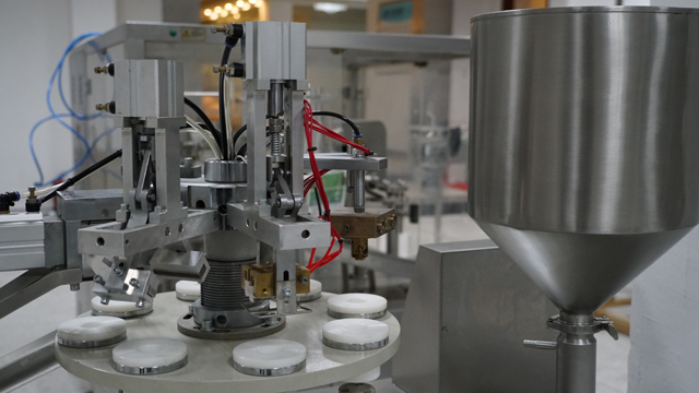 ટ્યુબ ફિલર સીલર પ્લાસ્ટિક.jpg