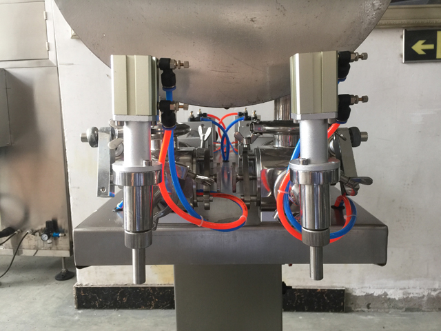 two filling nozzles pneumatic filler equipment nozzles two.jpg