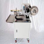 ડોગ બોન પેટ ફૂડ પેકેજીંગ માટે સેમી ઓટોમેટિક ફ્લેગ લેબલ એપ્લીકેટર