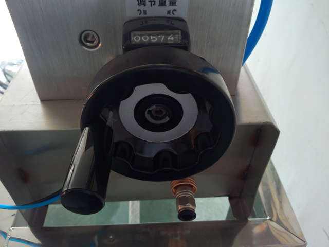 liquid filling machine semi automatic શેમ્પૂ ફિલર સાધનો.jpg