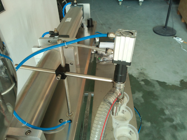 liquid filling machine for lotion shampoo cream શેમ્પૂ ફિલર સાધનો.jpg