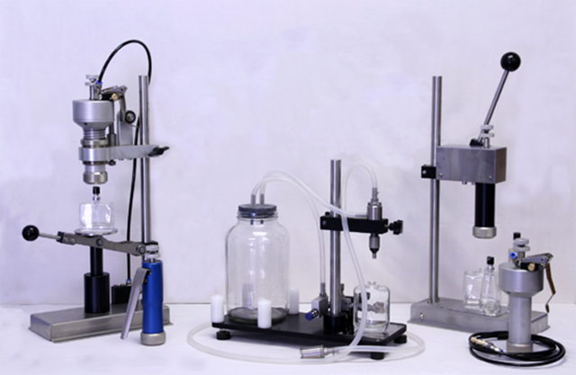 કાચની બોટલ માટે ક્રિમિંગ મશીનો.jpg