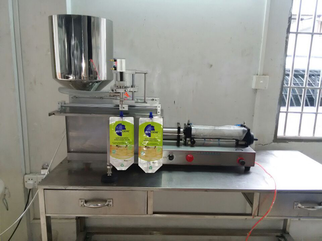 સ્પાઉટ બેગ ભરવાનું મશીન (4).jpg