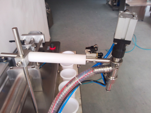 nozzles close shot from filling machines મશીનો.jpg ભરવા માટે પોર્ટેબલ ફિલિંગ નોઝલ