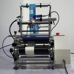 સેમી ઓટોમેટિક રાઉન્ડ બોટલ્સ સિરીંજ શીશીઓ લેબલીંગ મશીન