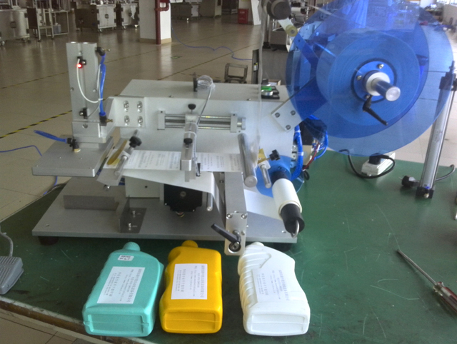 bottles labeling machine semi automatic ફ્લેટ બોટલ લેબલર સાધનો.jpg