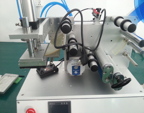 flat surface labeling equipment semi automatic સપાટ સપાટી લેબલર સજ્જ (3).jpg