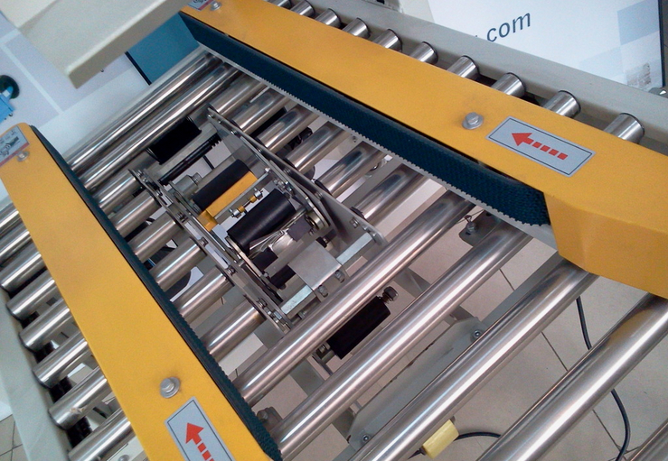 carton sealing stainless steel roll કાર્ટન સીલિંગ મશીન સેમી auto.jpg માટે ક્લોઝ શોટ